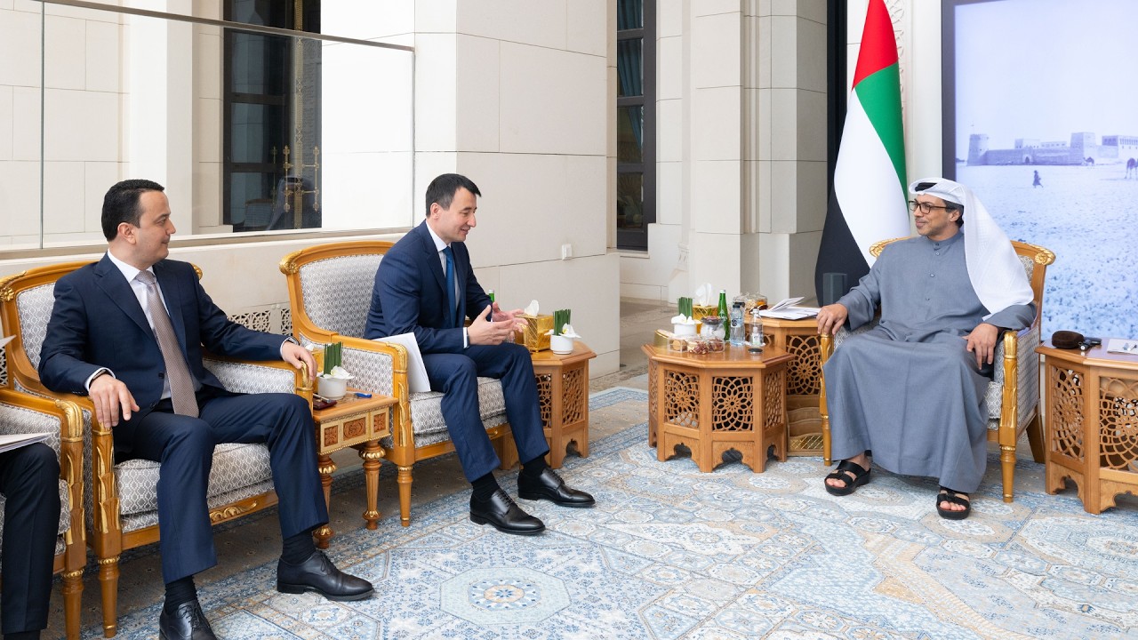 منصور بن زايد ونائب رئيس وزراء أوزبكستان يبحثان تطوير العلاقات