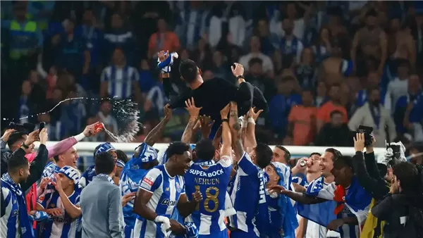 بورتو يتوج بلقب الدوري البرتغالي واحتفال هيستيري للجماهير (فيديو)