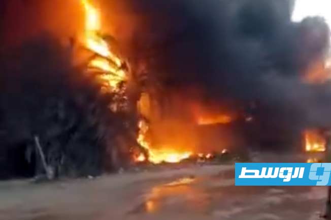 حريق في منصع بلاستيك بمنطقة بودزيرة في بنغازي (فيديو)
