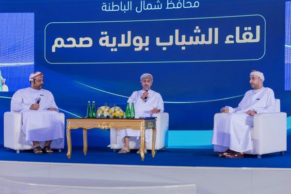 لقاء يستعرض المشروعات التنموية وفرص تمكين الشباب بولاية صحم