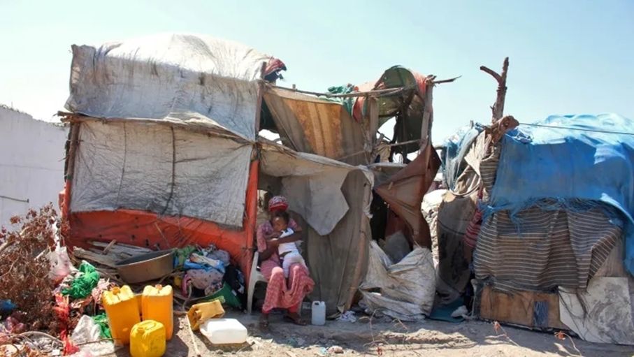 مسؤول أممي: نقص التمويل يهدد حياة 64 ألف لاجئ باليمن