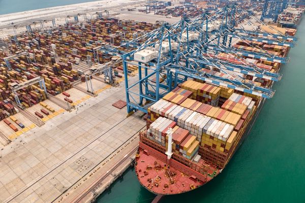 موانئ أبوظبي : العمليات مستمرة بكامل طاقتها رغم التطورات الإقليمية