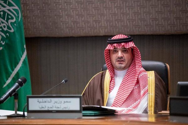 وزير الداخلية رئيس لجنة الحج العليا يلتقي القيادات الأمنية والعسكرية للحج