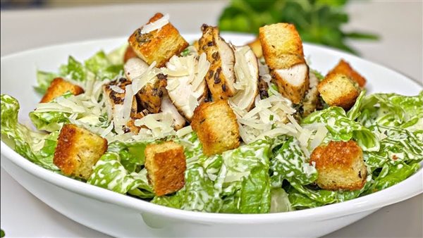 طريقة عمل سلطة السيزر الأصلية، تمنح إحساسًا بالانتعاش بعد الإفطار