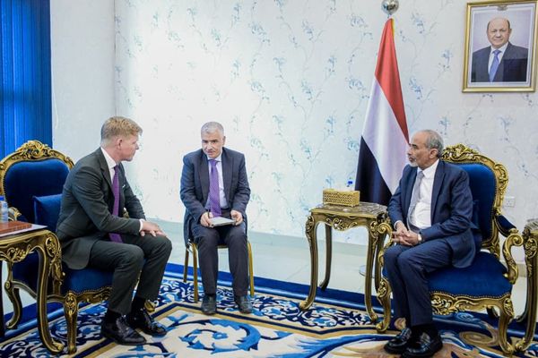الفريق محمود الصبيحي يؤكد للمبعوث الأممي تمسك مجلس القيادة بمرجعيات الحل الثلاث للأزمة اليمنية