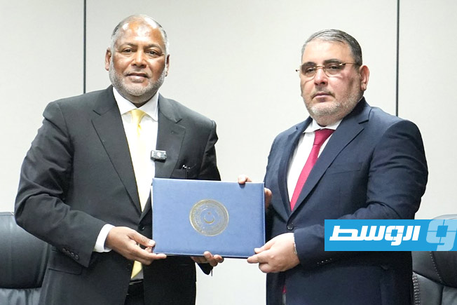 المبروك يسلم أبوغفة مهام وزارة المالية في حكومة الدبيبة