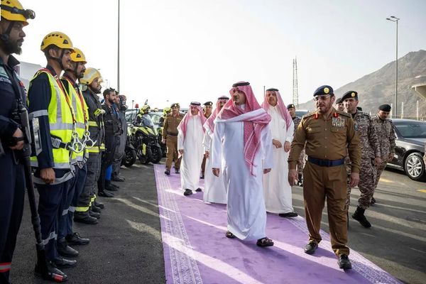 عبدالعزيز بن سعود يتفقد وحدات الدفاع المدني في مشعر منى