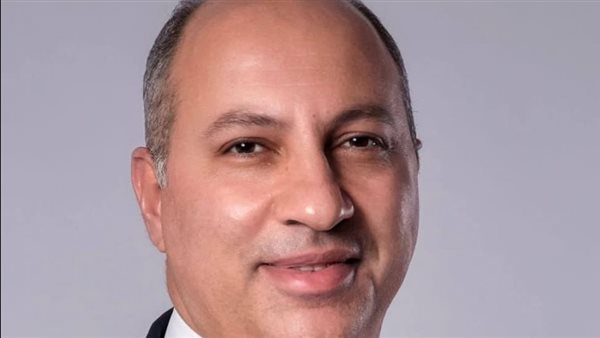 رئيس جامعة القاهرة يهنئ فريق قصر العيني على نجاح إزالة ورم نادر من قلب مريض