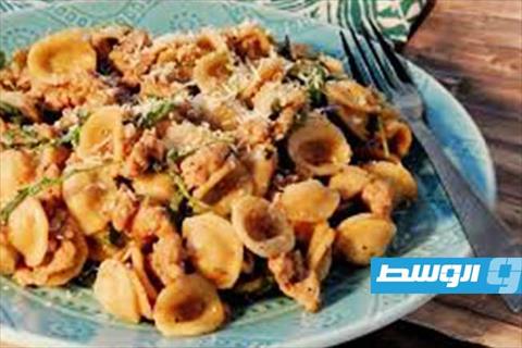 معكرونة مقلية بالفلفل الحار والبصل