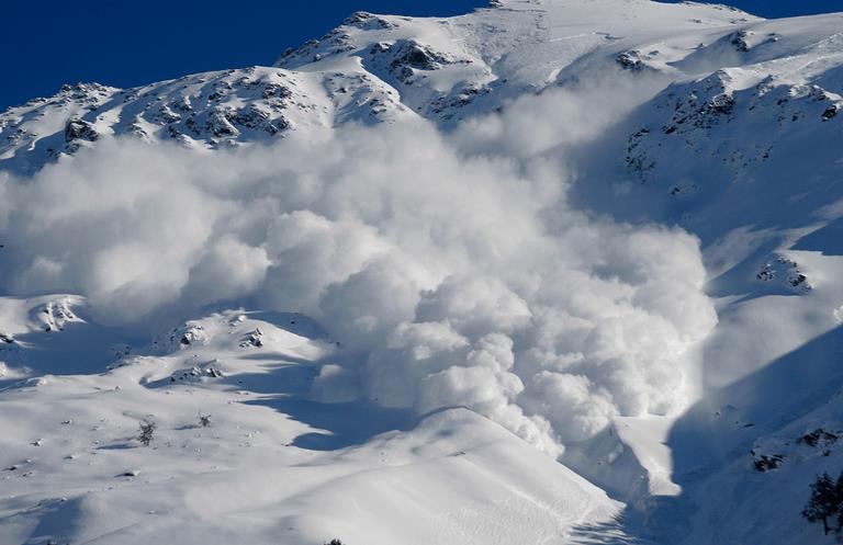 مصرع متزلجين اثنين وإصابة آخر بانهيار جليدي في جبال الألب الإيطالية