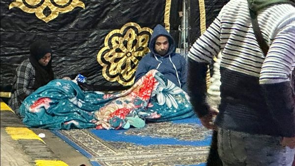 بـ"البطانية"، انتظار المصلين في ساحة مصطفى محمود لأداء صلاة عيد الفطر (فيديو وصور)