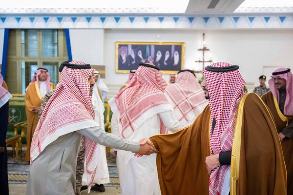 أمير القصيم يدشّن حملة "الصندوق الأبيض" ويطّلع على جهود لجنة "تراحم"