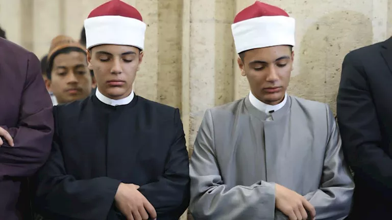 التوأمان "الحسن والحسين" أصغر إمامين للقبلة بالجامع الأزهر
