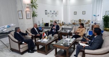 رئيس مصر للطيران يبحث مع سفير بريطانيا تعزيز التعاون لدعم تطوير الشركة