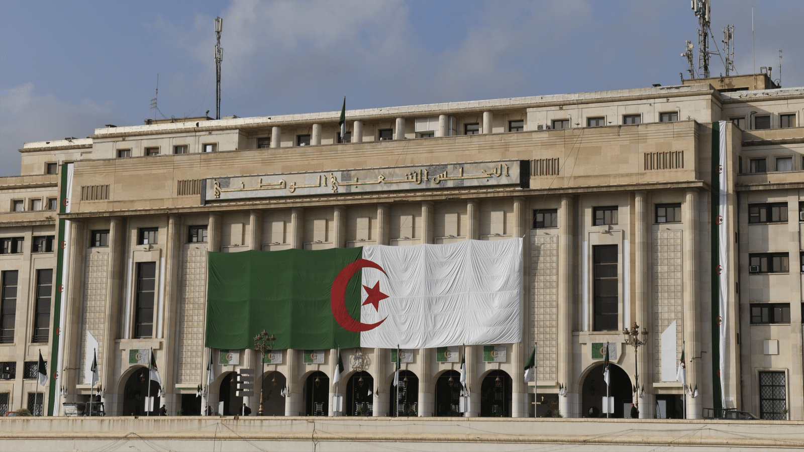 تجميد النشاط البرلماني يثير إشكالا دستوريا حول استمرارية العمل التشريعي
