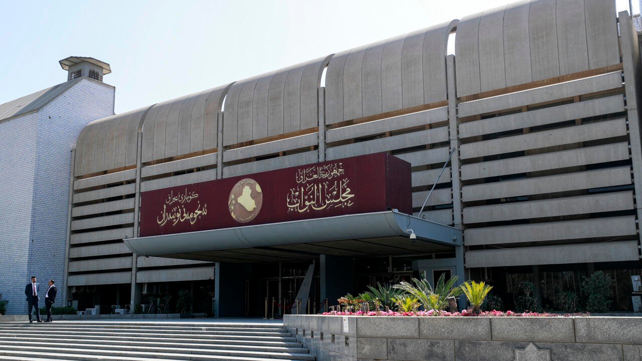 العراق: الرواتب مؤمّنة ومقترح لصندوق استقرار يضمن الصرف رغم تقلبات النفط