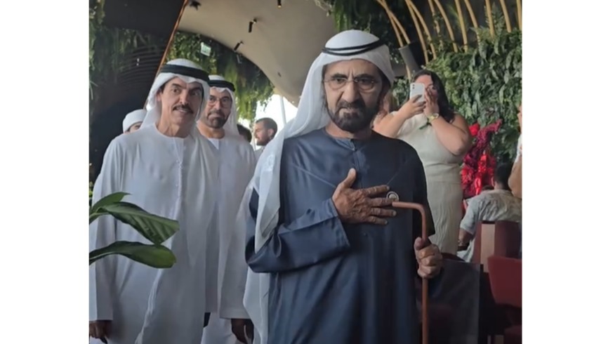 شاهد| محمد بن راشد يتجول بمطعم في دبي.. والحضور: "نحبك يا شيخ محمد"