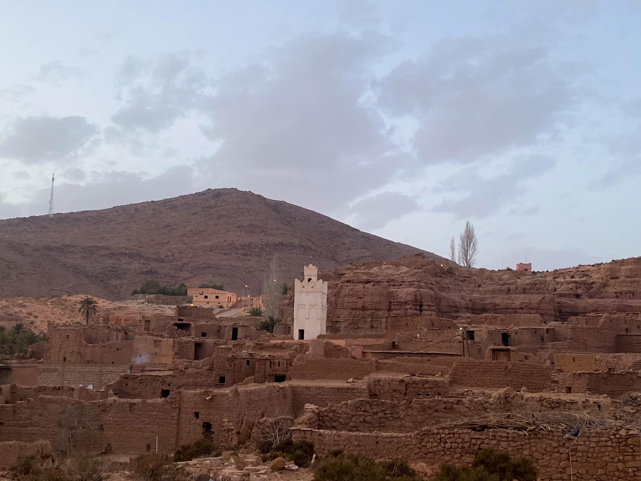 الهدوء يعود إلى “قصر إيش” بفكيك.. وعامل الإقليم يتفقد أوضاع الساكنة ويعد بتتبع المطالب التنموية