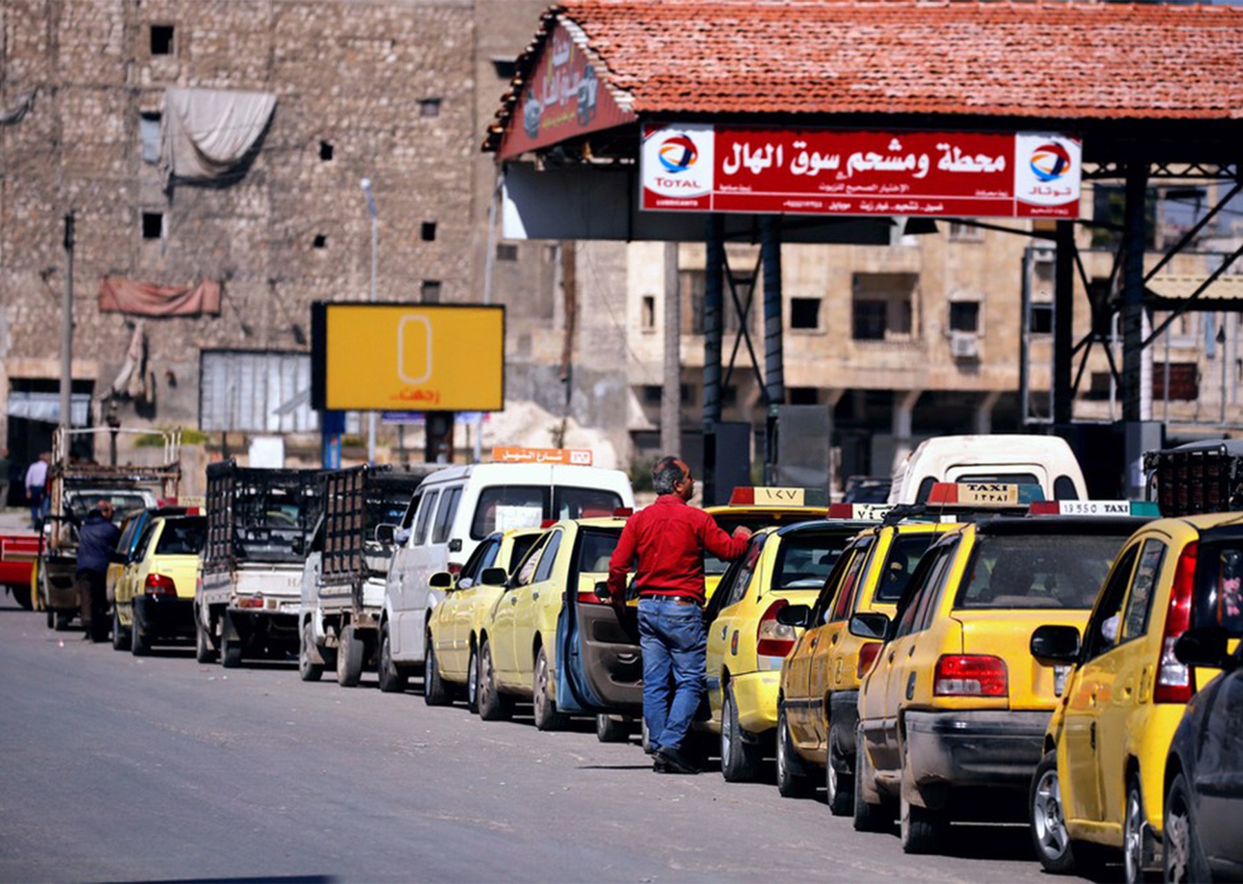 وزارة الطاقة تصدر بياناً توضيحياً لأسباب أزمة البنزين في البلاد