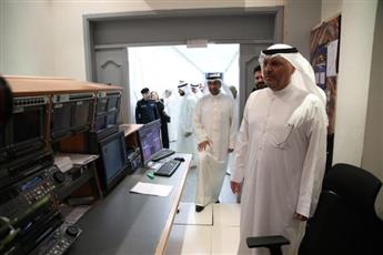 العمر يتطلع على سير العمل في الإعلام خلال عطلة عيد الفطر