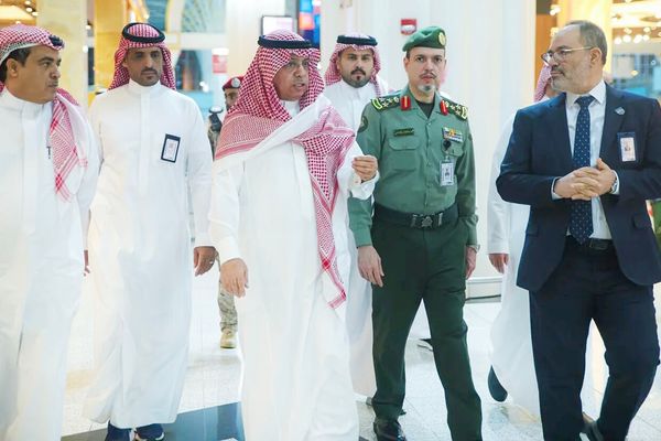 رئيس الطيران المدني يتفقد توسعة مطار المدينة