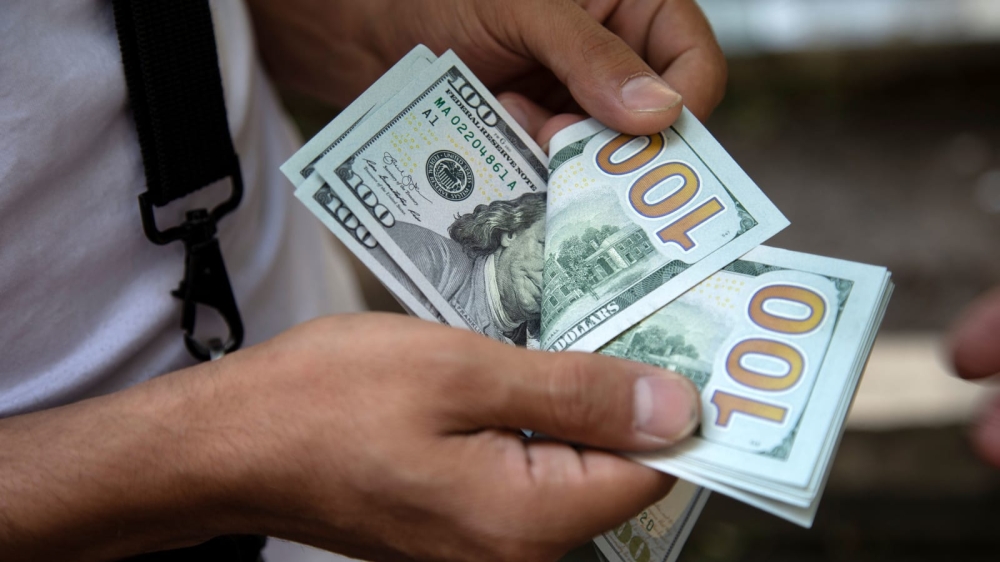سعر الدولار مقابل الجنيه اليوم الثلاثاء.. تراجع طفيف بختام التعاملات