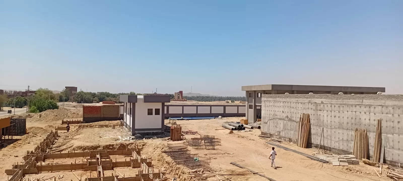 محافظ أسوان يتابع الموقف التنفيذى لمشروع محطة مياه الشرب بسلوا