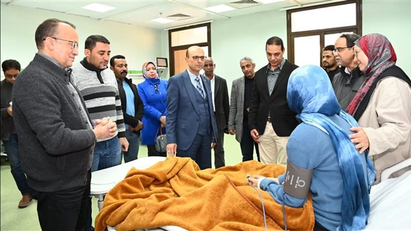 رئيس جامعة أسيوط يطمئن على الطالبات المصابات في حادث انقلاب سيارة