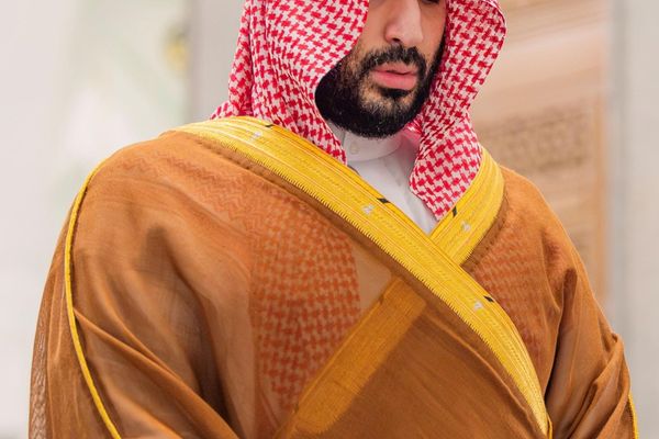 ولي العهد يزور مسجد قباء في المدينة المنورة