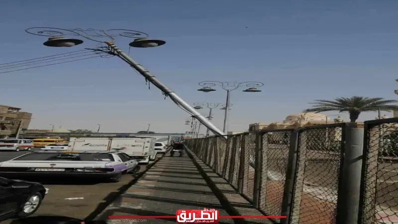 إصلاح عمود إنارة مائل بمحيط مسجد سيدي عبد الرحيم القنائي بقنا