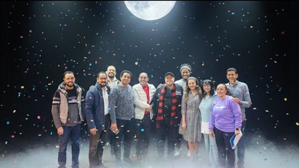 رضا إدريس يزور أبطال مسرحية «لعب ولعب» على مسرح عبد المنعم مدبولي