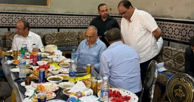 كرم القناوية.. وزير الرى يتناول بطيخ وعسل وفطير مشلتت مع مزارعين بقنا