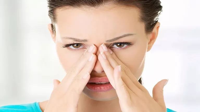 دوخة مفاجئة عند الوقوف.. الأسباب الشائعة ومتى تصبح مقلقة؟