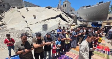 الفلسطينيون يؤدون صلاة الجمعة على أطلال المنازل المدمرة بغزة