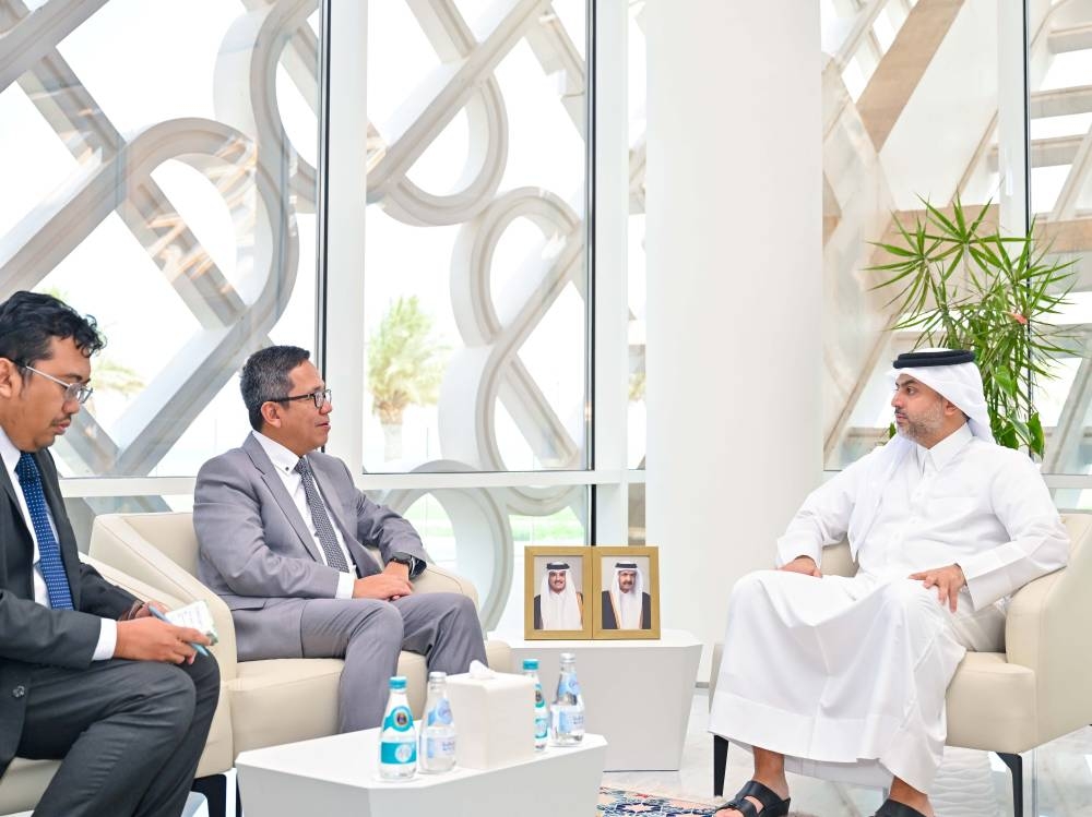 الرئيس التنفيذي لهيئة المناطق الحرة يجتمع مع سفير إندونيسيا