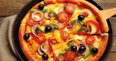 طريقة عمل بيتزا الطاسة خطوة بخطوة
