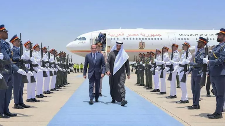 الرئيس السيسي يتفقد القوات المصرية في الإمارات