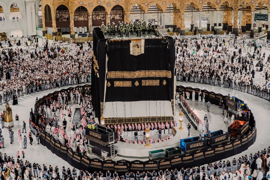 في 3 ساعات.. إتقانٌ يختصر الزمن بمراسم تغيير كسوة الكعبة