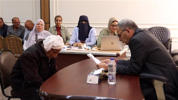 محافظ الإسماعيلية يستمع إلى شكاوى المواطنين ويعمل على حلها (صور)