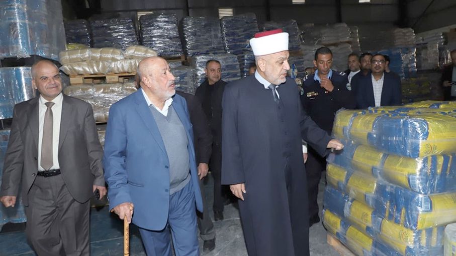 وزير الأوقاف يطلق حملة لتوزيع طرود غذائية