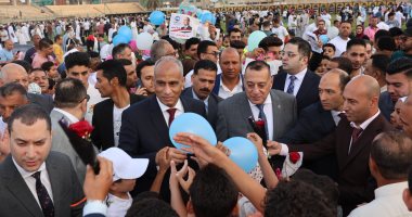 محافظ كفر الشيخ يوزع هدايا الرئيس السيسى على الأطفال بعد صلاة العيد