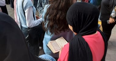 المصحف فى إيدها والدعاء على لسانها.. طالبة تستعد لأول امتحانات الثانوية العامة