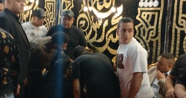 لحظة سقوط حمو بيكا وانهياره بالبكاء في عزاء والده بالإسكندرية