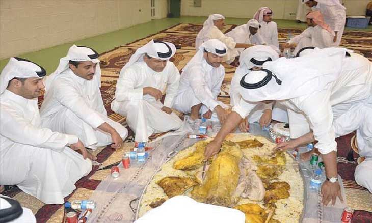 بين طبق «المحمر» وأصوات ضحكات منتصف الليل تستمر حكاية «الغبقة» الرمضانية في الخليج