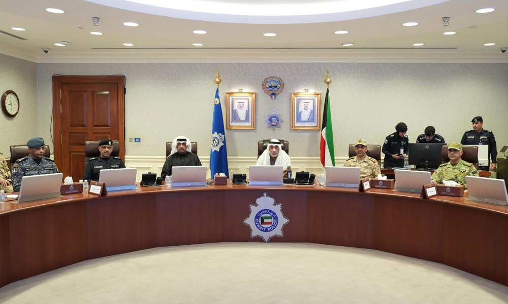النائب الأول ووزير الداخلية يترأس اجتماعا مع القيادات العسكرية والأمنية لبحث المستجدات الراهنة