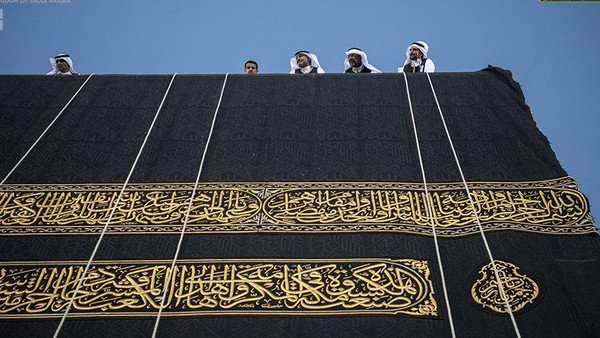 كسوة الكعبة المشرفة تُستبدل مع مطلع العام الهجري 1448 في تقليد سنوي متواصل منذ قرن