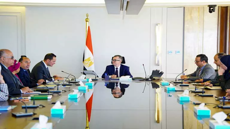 وزير التخطيط يبحث مع رئيس مركز المعلومات ودعم اتخاذ القرار أداء برنامج