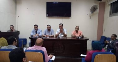 مدير تعليم سوهاج يعقد اجتماعا لتعزيز الحوكمة والانضباط بالتعليم الخاص