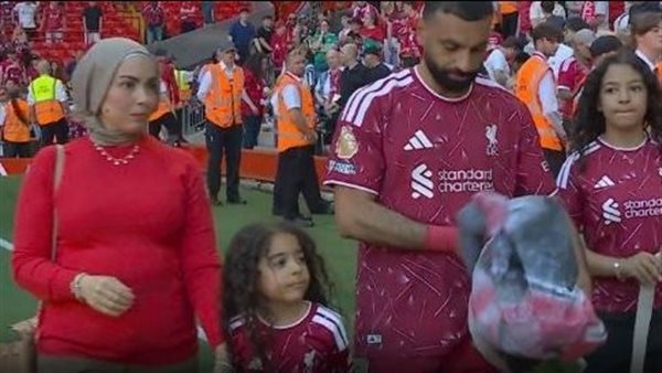 ظهور زوجة محمد صلاح في وداع أنفيلد يثير الجدل حول انتظار مولوده الثالث