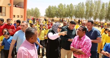 محافظ الوادي الجديد تتفقد مدرسة 25 يناير للتعليم الأساسي بالخارجة
